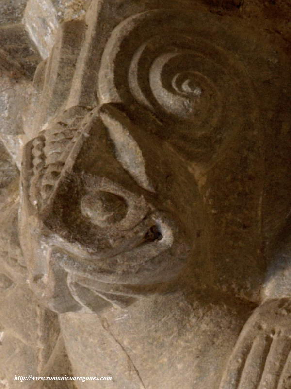 DETALLE DEL CAPITEL EN LA UNIN SUR DE SEGUNDO Y TERCER TRAMOS DE LA NAVE.PERSONAJE ENTRE LEONES